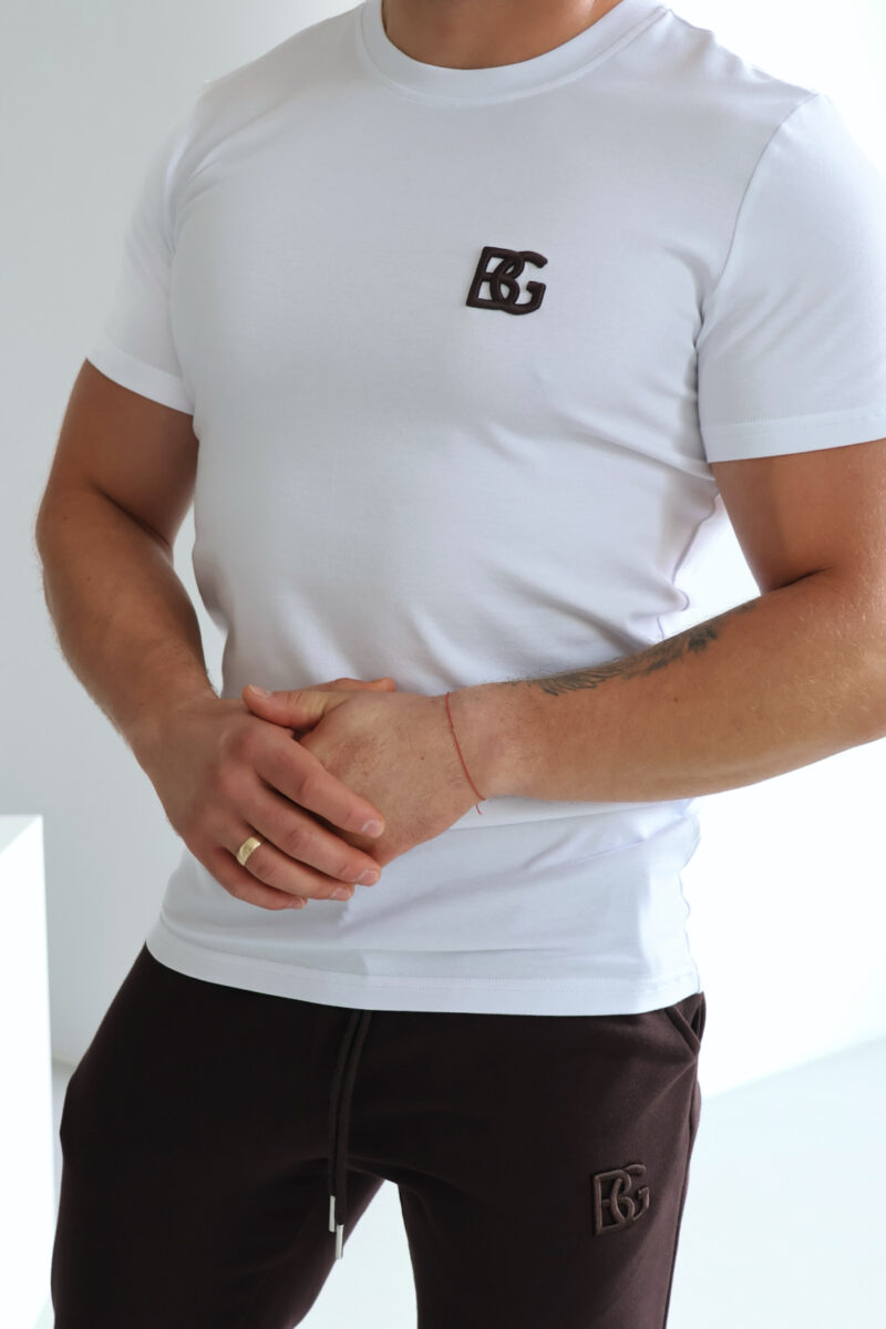 T-shirt męski slim fit z haftowanym logo BG BOND – biały/gorzka czekolada