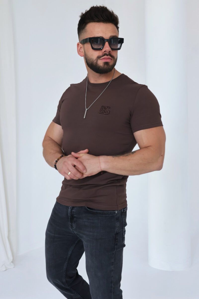 T-shirt męski slim fit z haftowanym logo BG BOND – gorzka czekolada