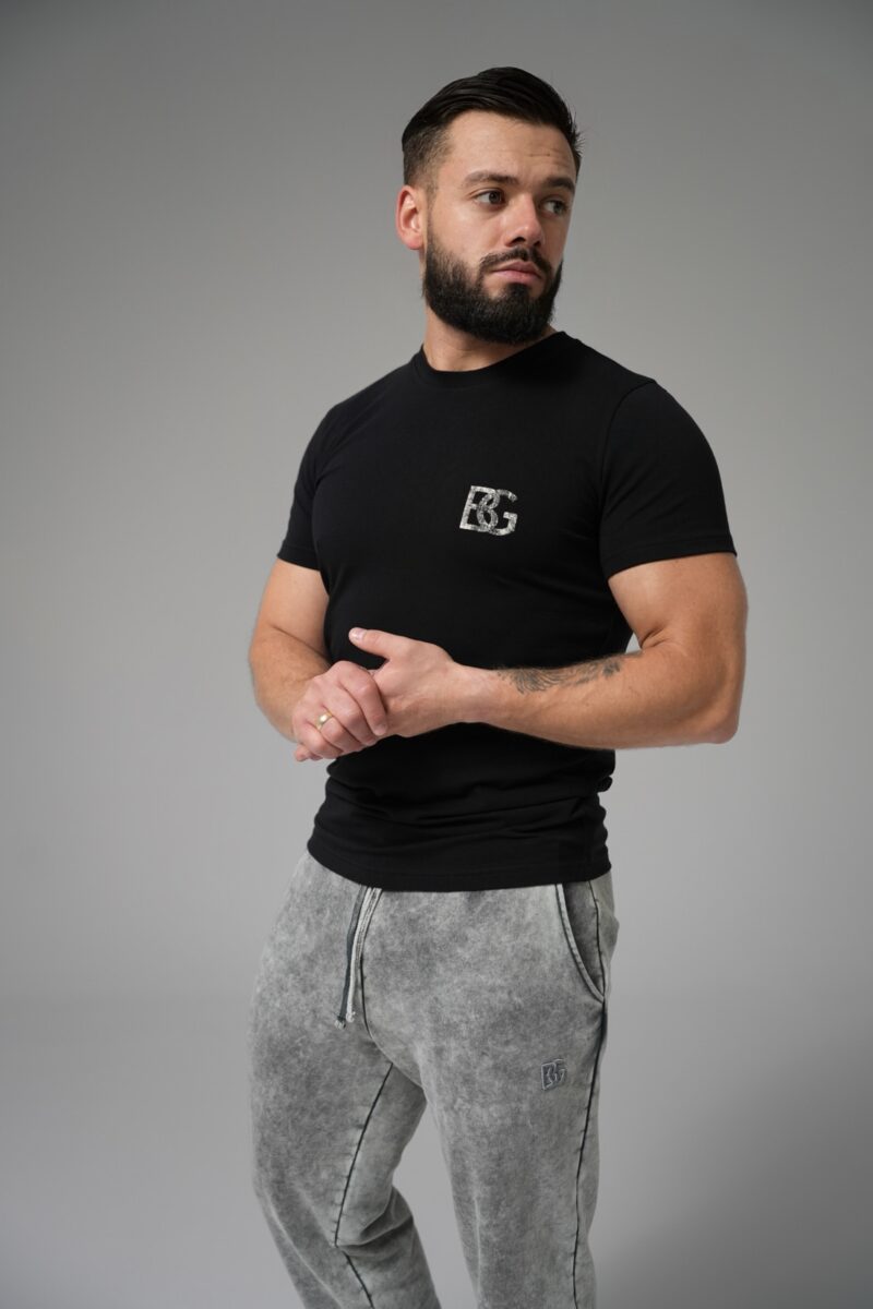 T-shirt męski slim fit z przetartym nadrukiem BG DUST – czarny