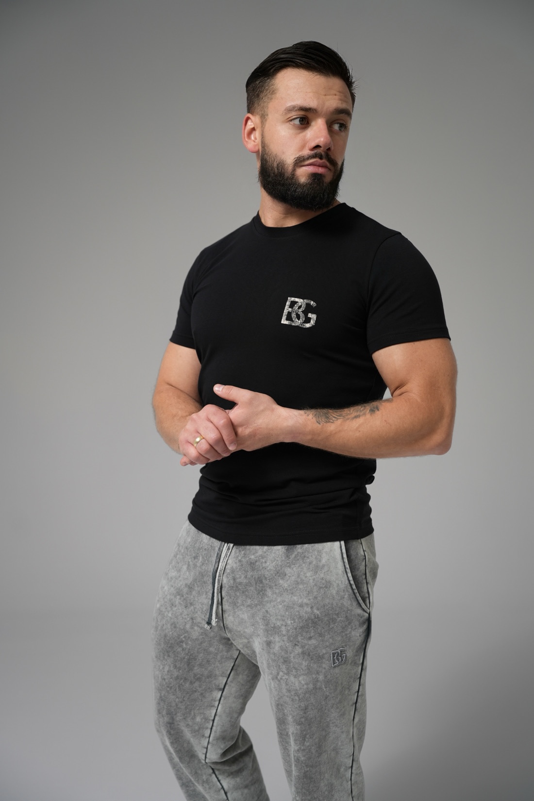 T-shirt męski slim fit z przetartym nadrukiem BG DUST – czarny