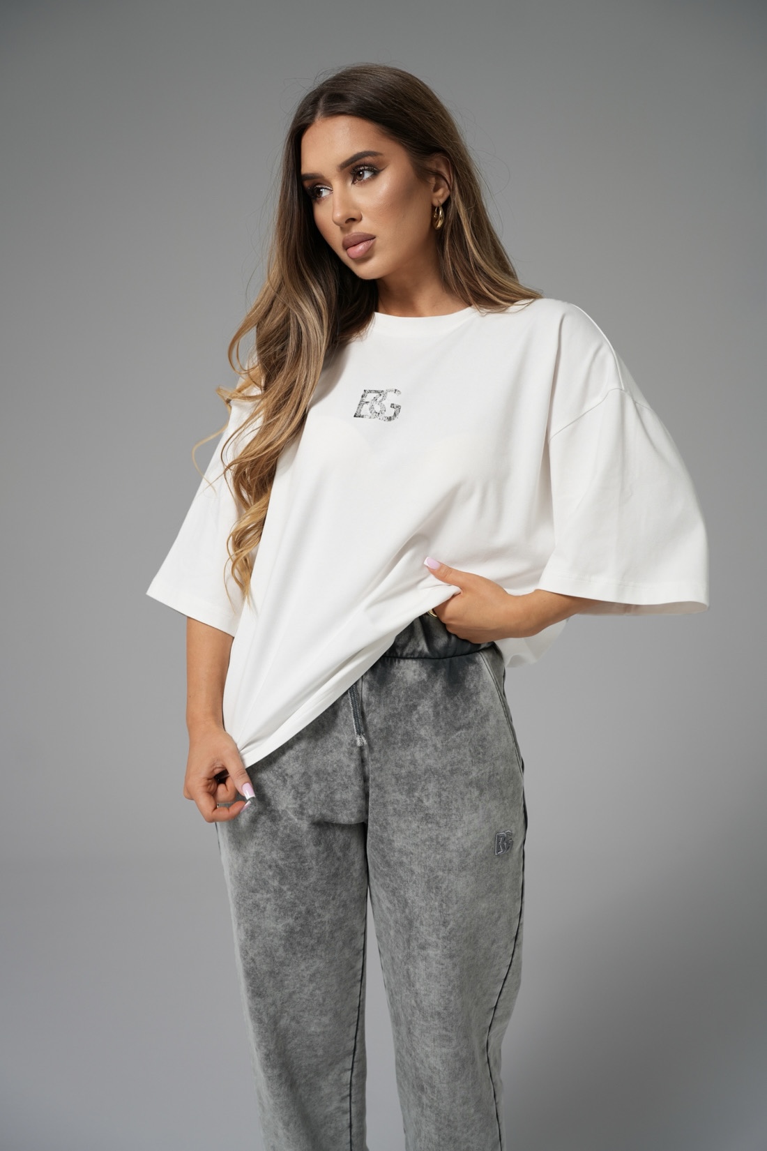 T-shirt damski oversize boxy fit z przetartym nadrukiem BG FADED – biały