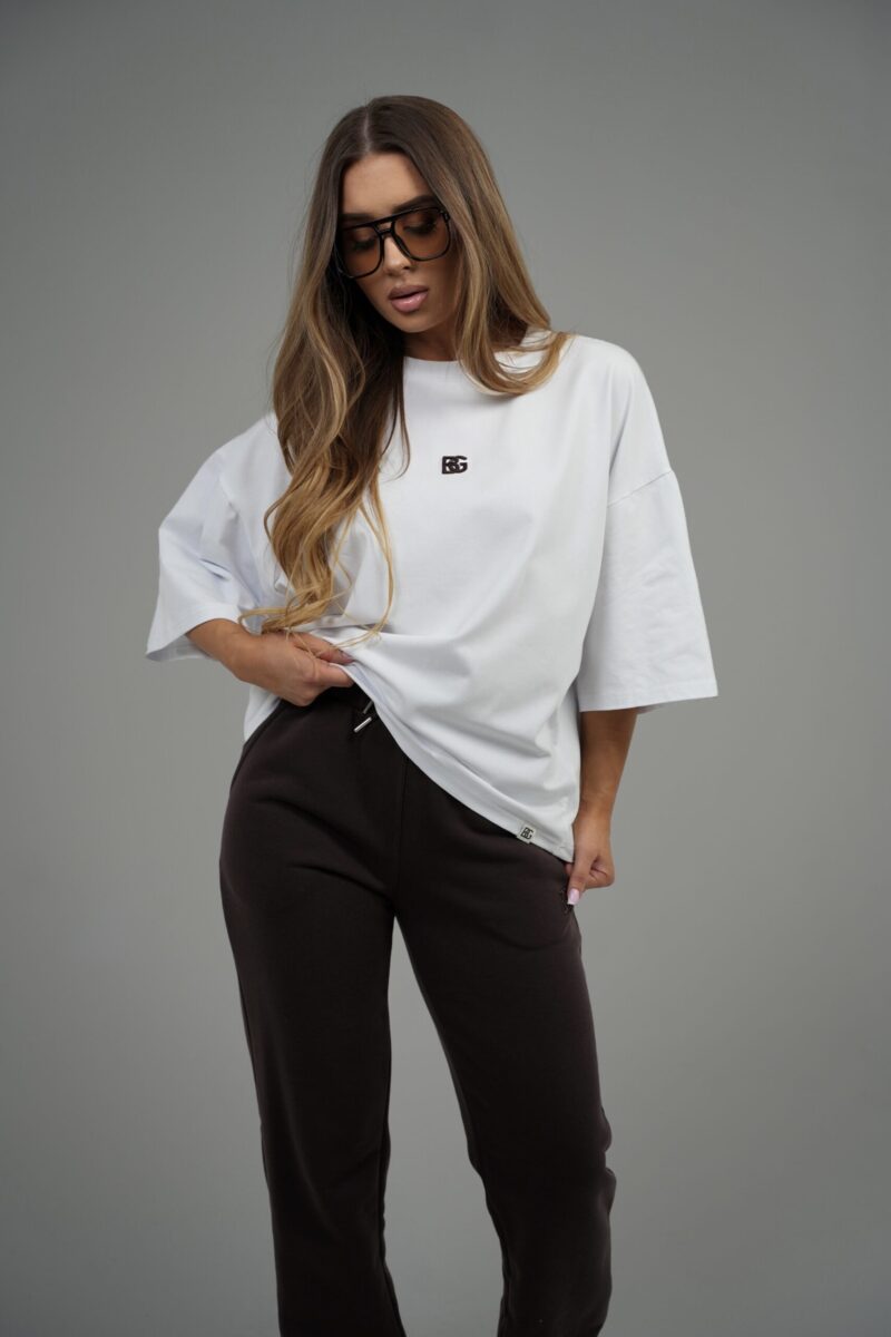 T-shirt damski oversize z haftem BG DRAPE – biały z czekoladowym haftem