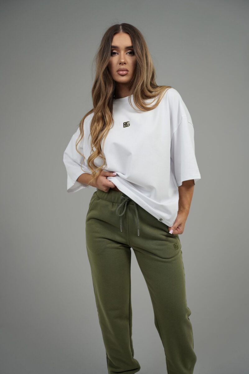 T-shirt damski oversize z haftem BG DRAPE – biały z oliwkowym haftem