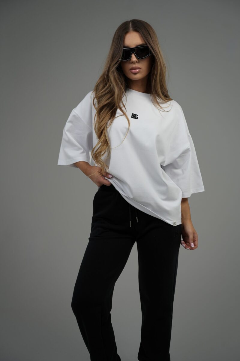 T-shirt damski oversize z haftem BG DRAPE – biały z czarnym haftem