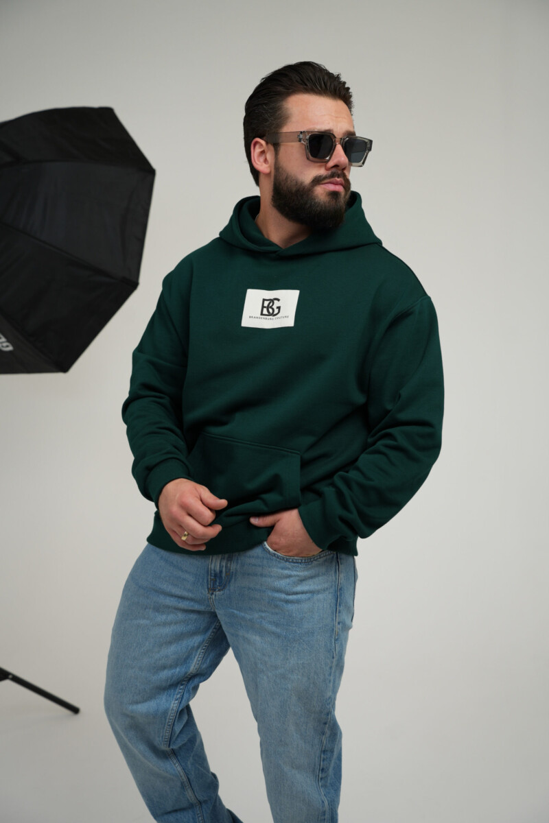 Bluza męska z kapturem i naszywką BG TOGETHER – butelkowa zieleń