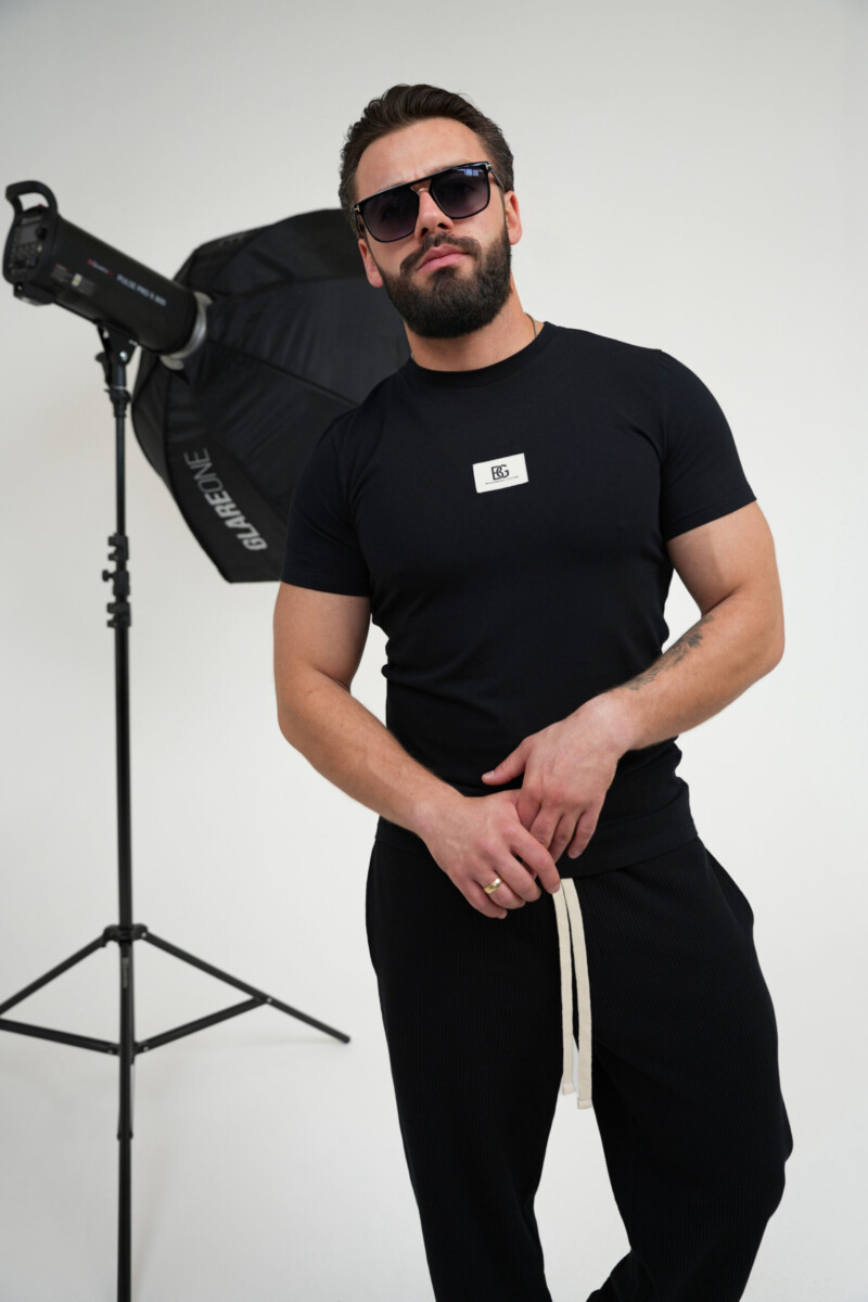 T-shirt męski slim fit z naszywką BG BASE – czarny