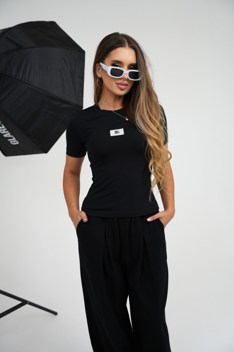 T-shirt damski dopasowany z naszywką BG FIT – czarny