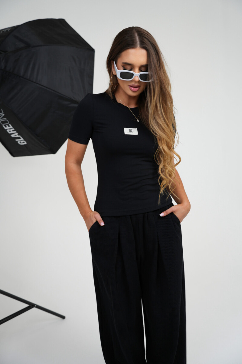 T-shirt damski dopasowany z naszywką BG FIT – czarny